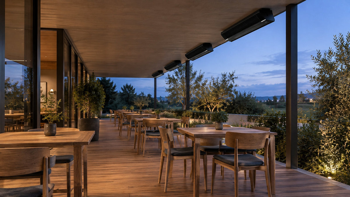 Schwarze Infrarot-Heizstrahler unter dem Dach einer Restaurantterrasse am Abend