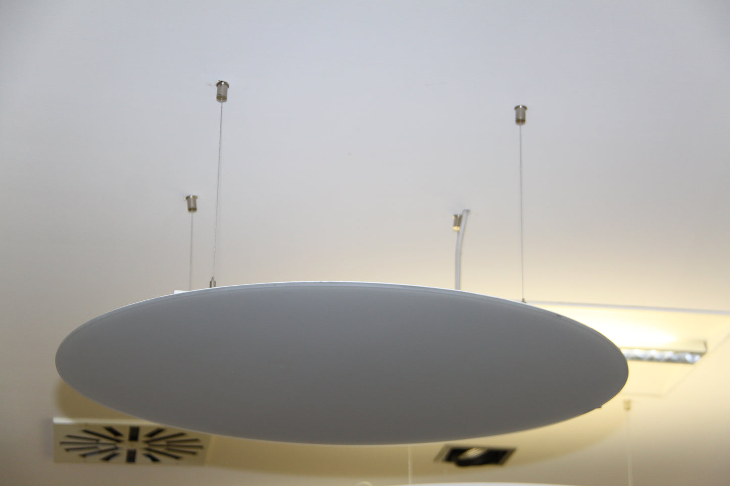 VH-R0900 runde Deckenheizung 810W Detailansicht an Seilen abgehängt