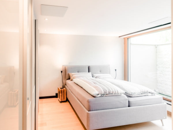 VH-IB04848 Infrarotheizung Beton-Einbau 480W Detailansicht Montage Schlafzimmer