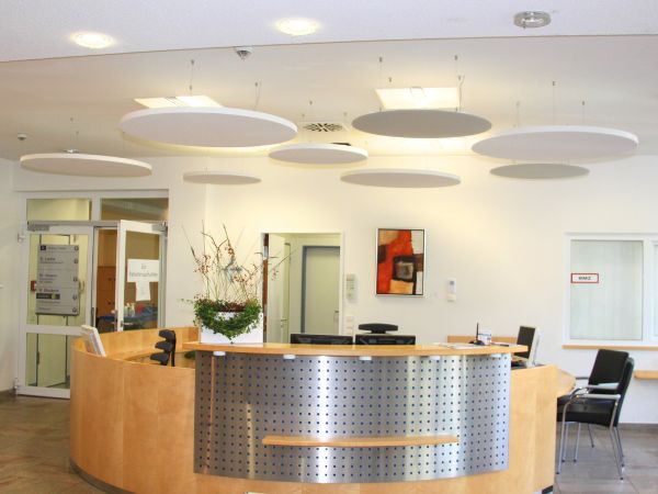 VH-R0900 Infrarotheizung rund 810W im Raum Anwendungsbeispiel Empfangsbereich an Seilen abgehängt