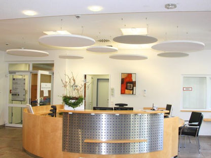 VH-R0900 Infrarotheizung rund 810W im Raum Anwendungsbeispiel Empfangsbereich an Seilen abgehängt