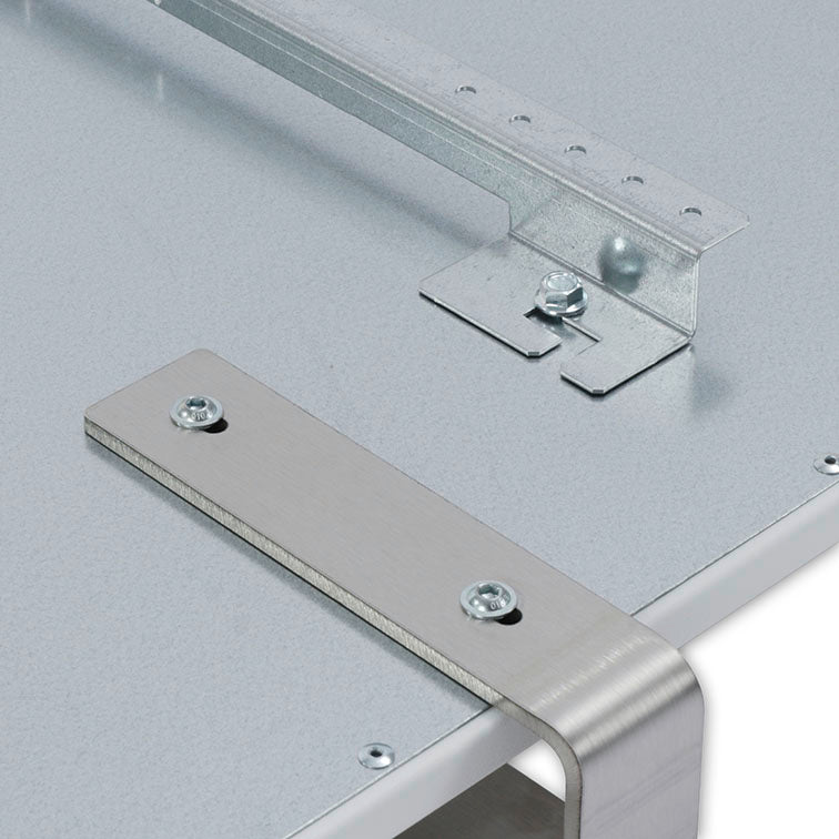 VB12060-9011 Badheizung 560W graphitschwarz Detailansicht Handtuchhalter montiert