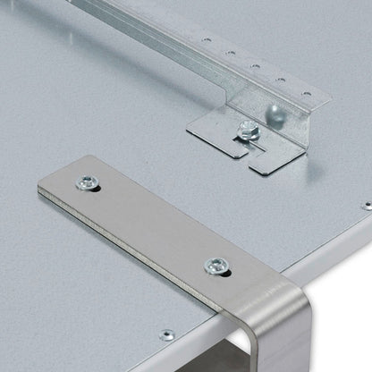 VB12060-9011 Badheizung 560W graphitschwarz Detailansicht Handtuchhalter montiert