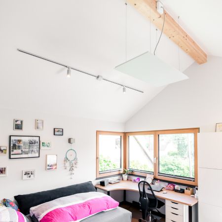 VH10050 Infrarotheizung 1210W im Raum Anwendungsbeispiel an Seilen abgehängt