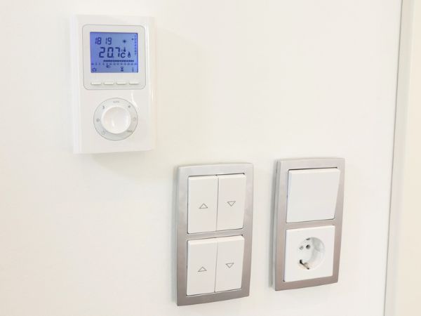 VTD-P Vitramo Digitaler Raumthermostat mit Wochenprogrammierung Aufputz weiß Detailansicht montiert