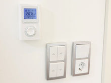 VTD-P Vitramo Digitaler Raumthermostat mit Wochenprogrammierung Aufputz weiß Detailansicht montiert