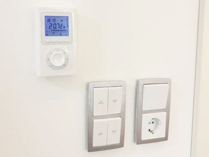 VTD-P Vitramo Digitaler Raumthermostat mit Wochenprogrammierung Aufputz weiß Detailansicht montiert